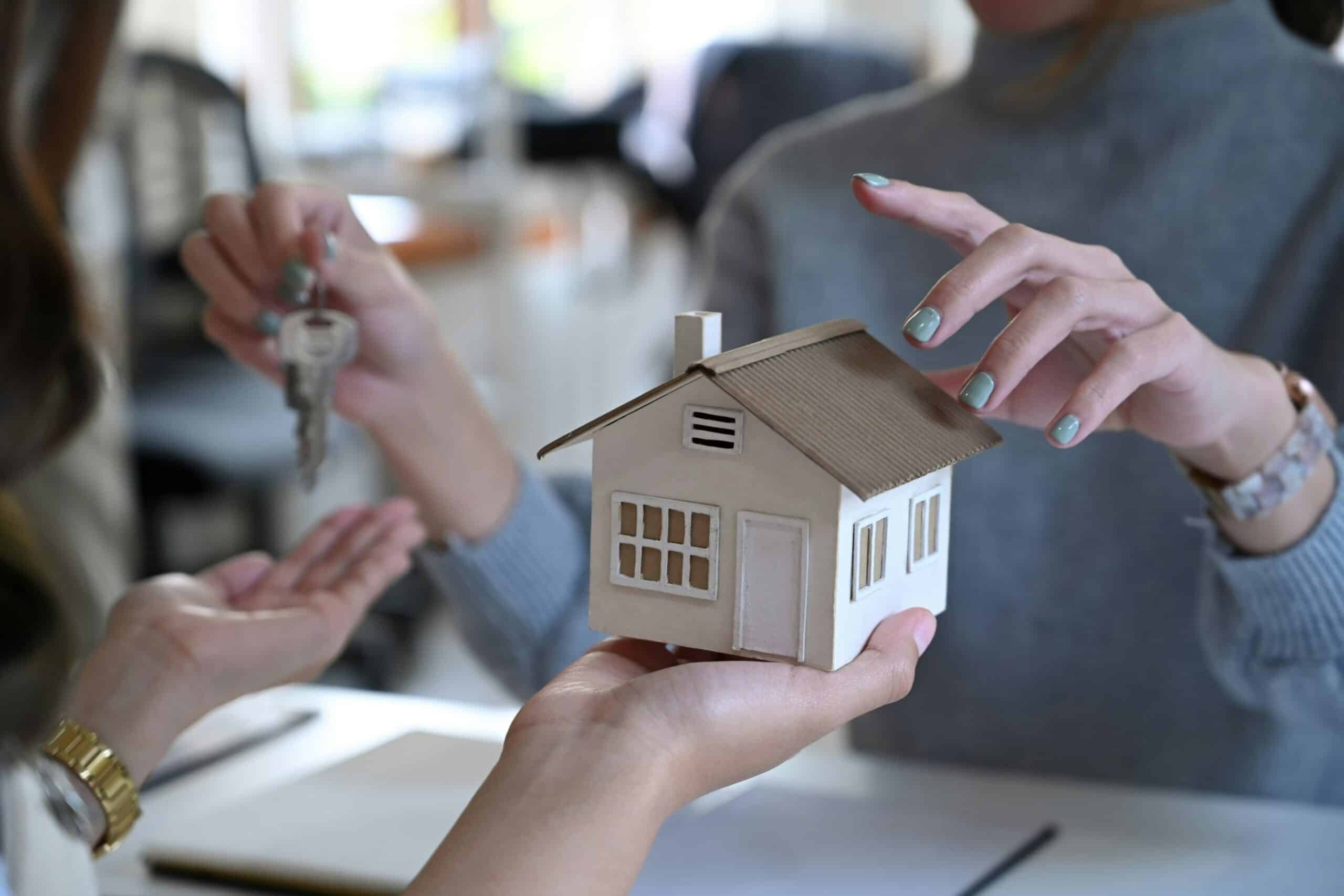 Venta de una vivienda española con hipoteca y compra de otra nueva